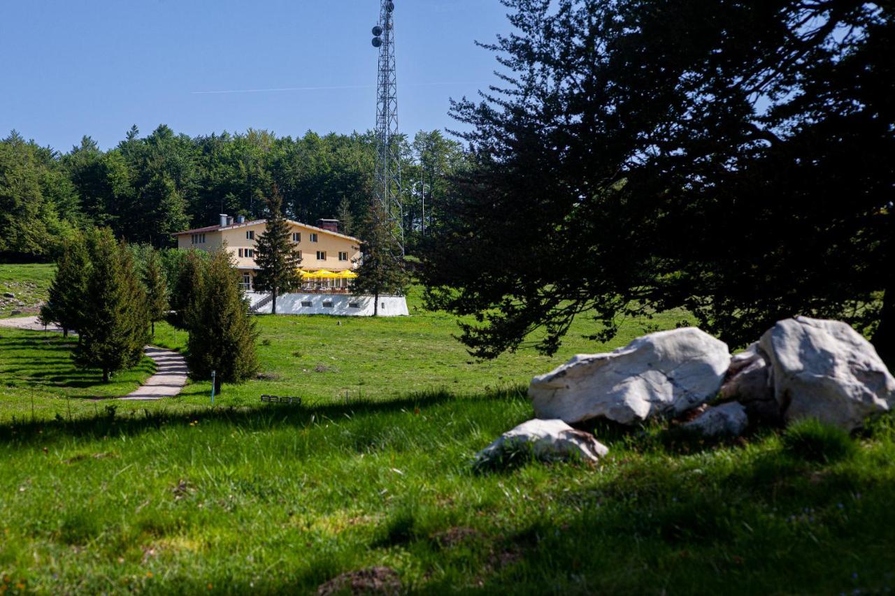 Семеен Хотел “Географски Център” Uzana Exterior foto